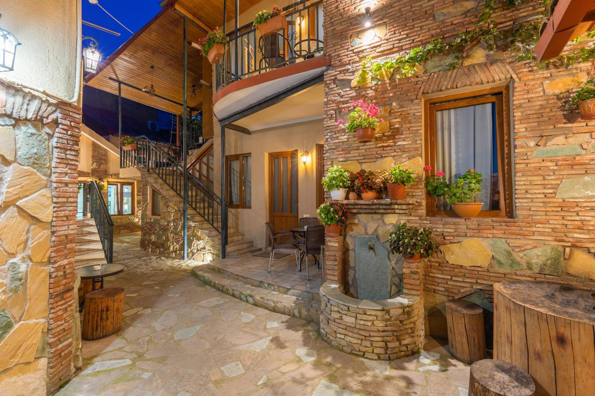 Apartments With Wine Cellar In Old Tbilisi Buitenkant foto