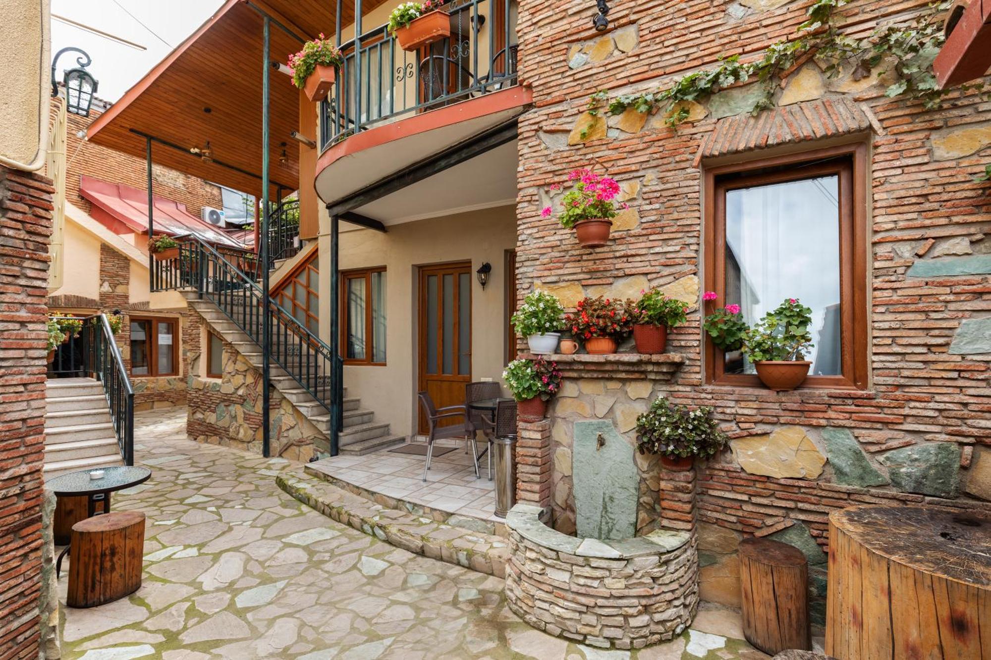 Apartments With Wine Cellar In Old Tbilisi Buitenkant foto